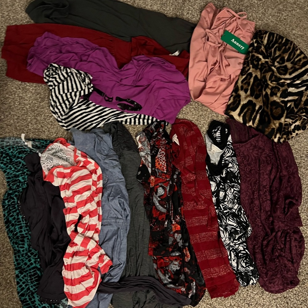 Lot of l/xL maternity tops and dresses